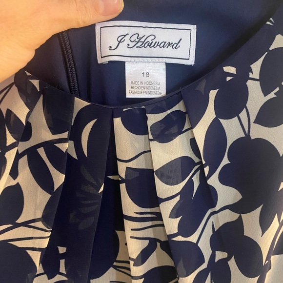 Sleeveless dress - Picture 3 of 4